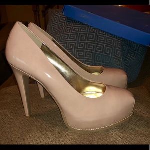 NIB Vera Wang Svhestia pumps in Blush, size 9.